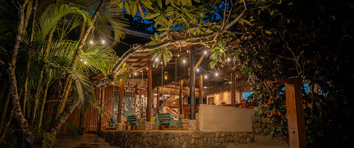 vue de nuit du restaurant, tout en bois et éclairé par des guirlandes