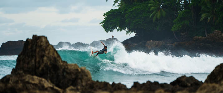 photo d'un surfeur prenant une vague