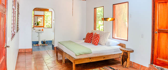 chambre de l'hôtel Encanta La Vida, décoration épurée, très lumineuse, quasi tout blanc