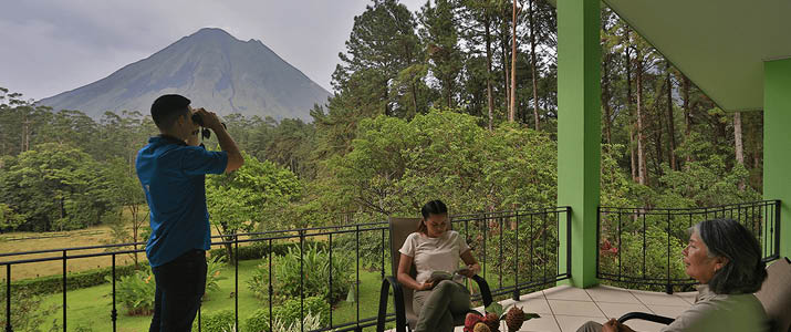 balcon avec chaises et vue sur le volcan Arenal