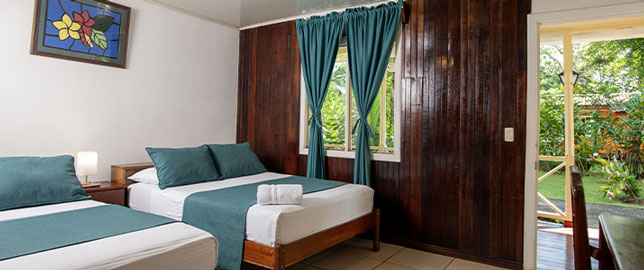 chambre simple ave c deux lits doubles et mur en bois