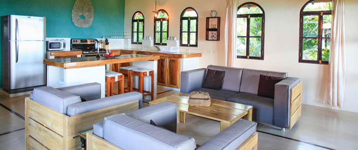 Casa Marbella - salon salon spacieux, lumineux et moderne, vue sur la cuisine en fond