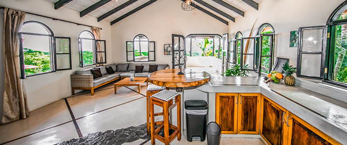 Casa Marbella - cuisine vue de la pièce de vie depuis la cuisine, elle aussi lumineuse, spacieuse et moderne