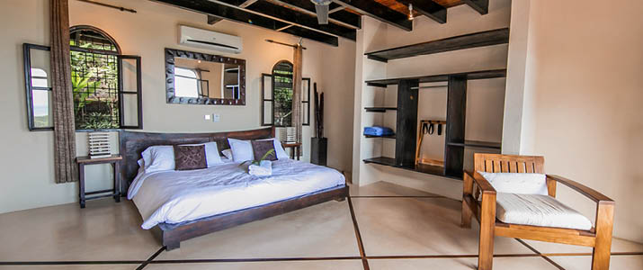 Casa Marbella - chambre grande chambre avec lit kingsize près du sol