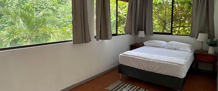 Blue Dream maison - chambre chambre avec lit double, beaucoup de fenêtes
