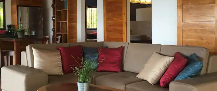 Casa Nekori - salon canapé qui a l'air bien confortable