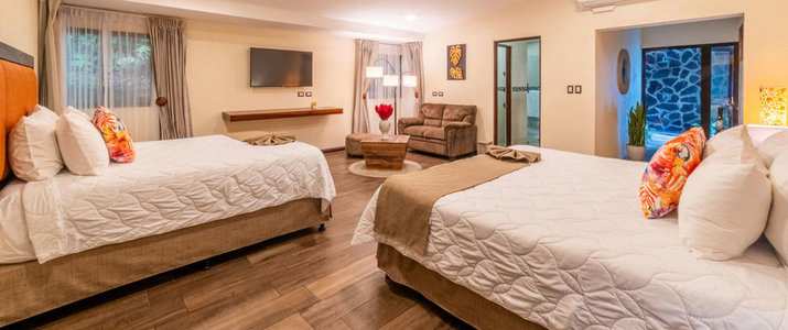 Piscine extérieure du Hotel Poco a Poco à Monteverde, hébergement confortable au Costa Rica