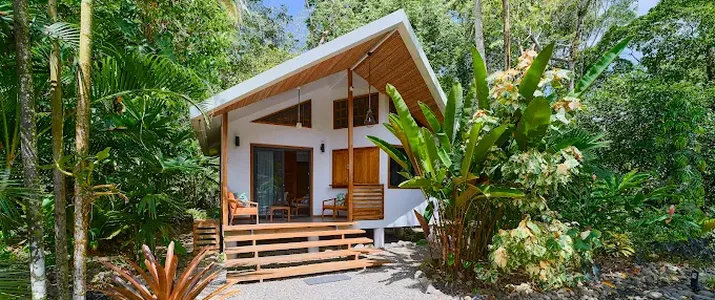 Dragonfly Beach Retreat au Costa Rica, éco-lodge en bord de mer entouré de nature tropicale