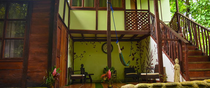 Chilamate Rainforest Ecolodge Retreat - zone extérieure patio extérieur avec sigès, hamac et escaliers en bois
