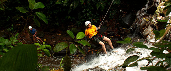 Explornatura - canyoning descente en rappel d'un monsieur