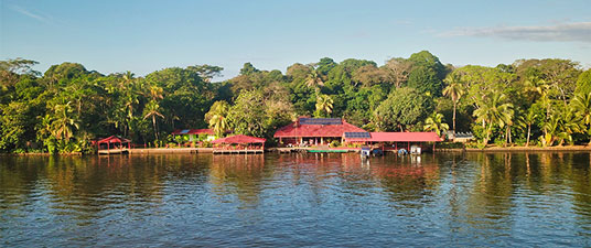 Valverde Glamping - vue lagune vue sur l'hôtel depuis la lagune de Tortuguero