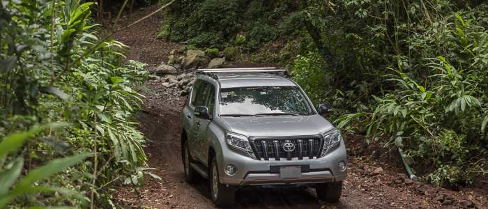 Voiture 4X4 en situation : piste dans la jungle en Toyota Prado Voiture 4X4 location jungle piste Toyota Prado
