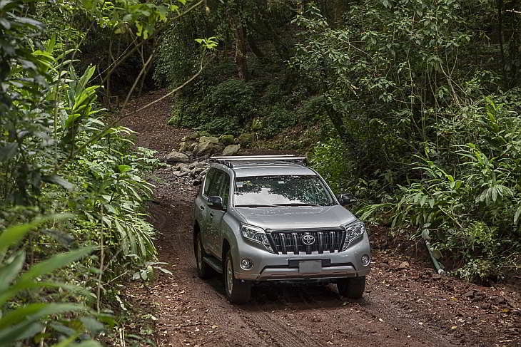 4X4 Prado Land Cruiser dans la jungle sur une piste boueuse