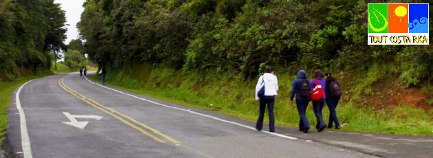 Sans trottoir les ticos marchent au bord de la route !